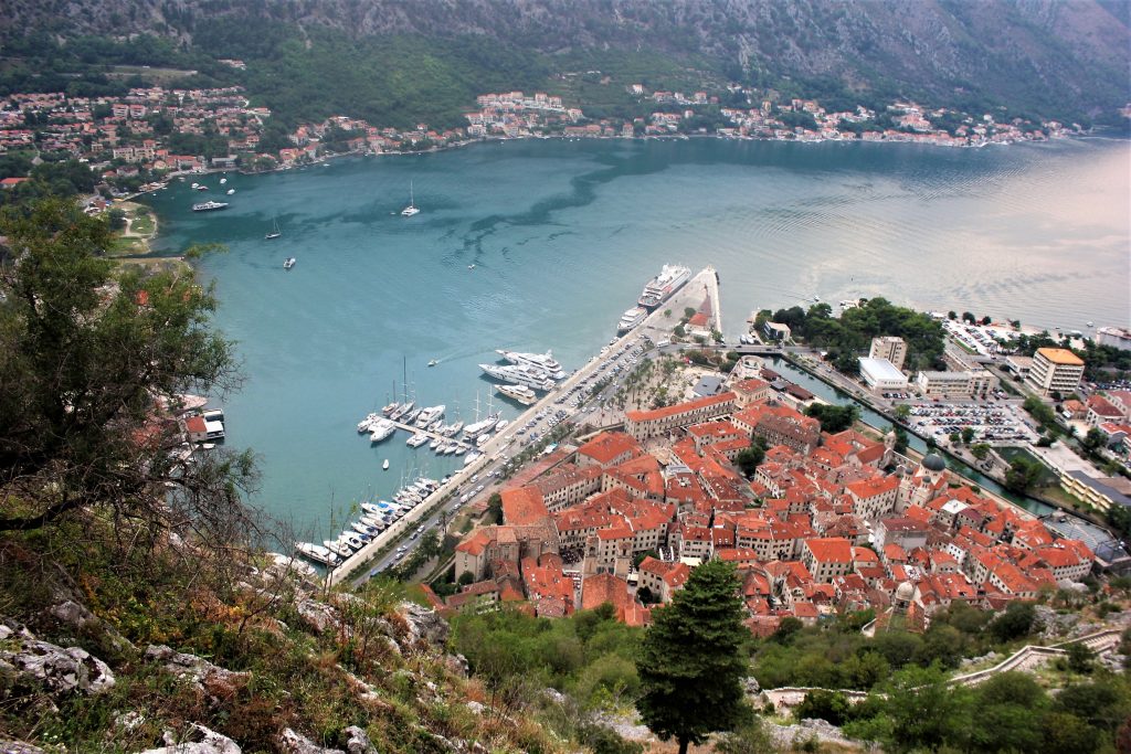 La bahía de Kotor en la península balcánica