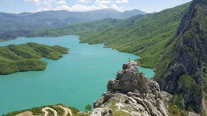 El lago de Bovilla en Albania