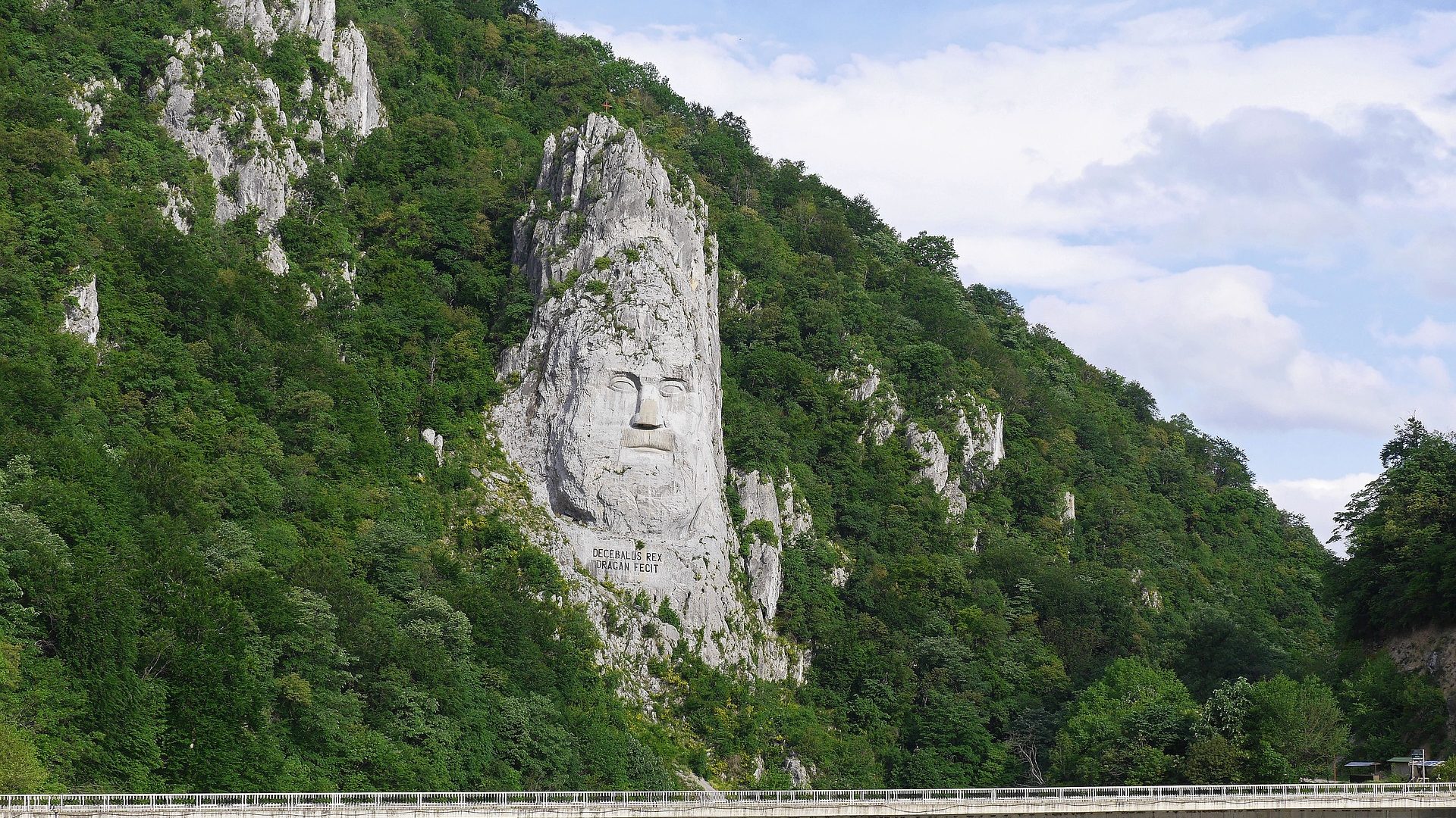 La puerta de hierro en el Río Danubio entre Serbia y Rumania